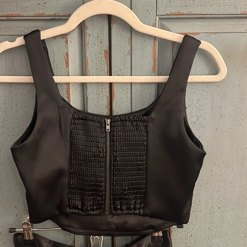House of Harlow stretch satin crop top & cargo set. Size S. Perfect condition - Picture 4 of 8